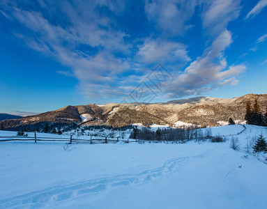 乌克兰山坡上雪覆盖的道路图片