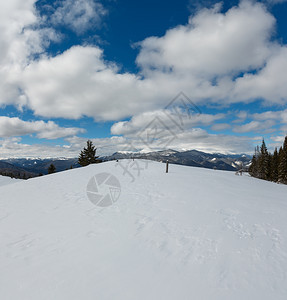 照片来自乌克兰雪地滑坡Skupova山坡的冬风景图片