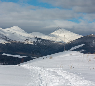 冬山顶和雪覆盖了高山脊乌克兰喀尔巴阡山Dzembronya村郊区平静宁的景象图片