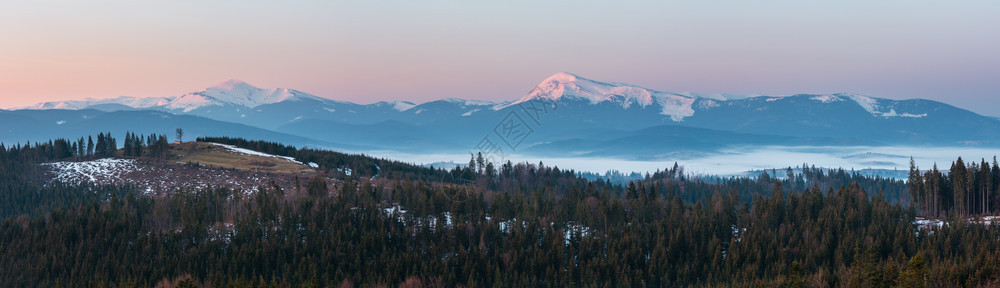 喀尔巴阡山高原地貌乌克兰远处有雪覆盖的山脊顶峰图片