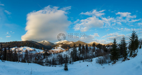 Dzembronya村农雪层覆盖的平坦景象图片