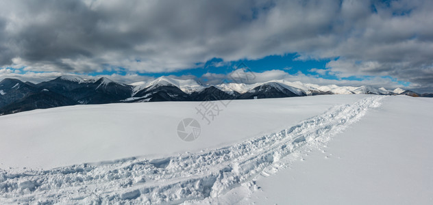 冬山顶和雪覆盖了高山脊乌克兰喀尔巴阡山Dzembronya村郊区平静宁的景象图片