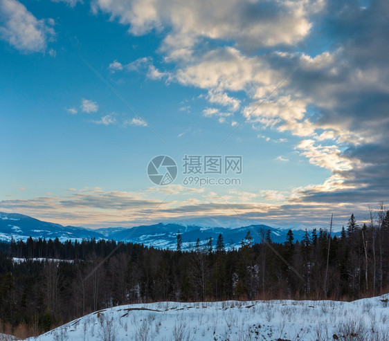 黄昏的冬季云天雪覆盖了阿尔普山脊乌克兰喀尔巴阡山科霍诺拉脉霍维拉彼得罗斯和其他山峰雅布卢尼西亚山口的风景图片