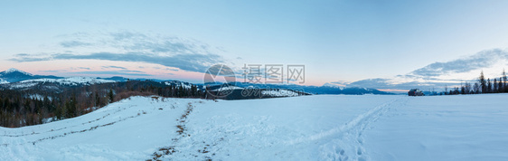 冬季山脊景色全透过车挡风玻璃喀尔巴阡山科霍诺戈拉和甘基图片