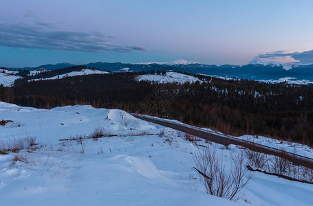 冬季寒雪在阿尔卑斯山脊乌克兰喀尔巴阡山雅布卢尼察口景色全图片