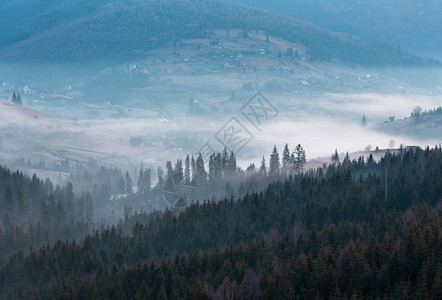 喀尔巴阡山高原地貌乌克兰山坡上村落图片