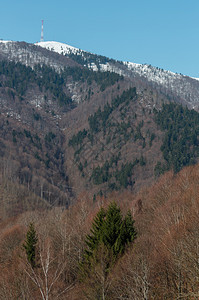 早期的喀尔巴阡山脉高原地貌在乌克兰遥远的雪覆盖山脊顶上建起通讯塔图片