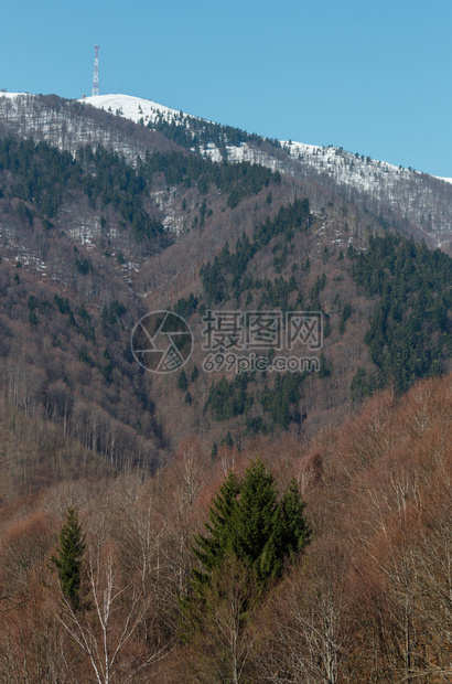 早期的喀尔巴阡山脉高原地貌在乌克兰遥远的雪覆盖山脊顶上建起通讯塔图片