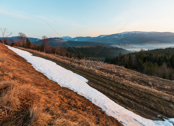 喀尔巴阡山高原地貌乌克兰远处有雪覆盖的山脊顶峰图片