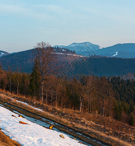 喀尔巴阡山高原地貌乌克兰远处有雪覆盖的山脊顶峰图片