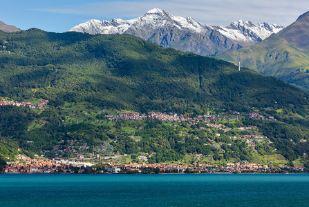 Como湖意大利从船上的夏季海岸观察图片