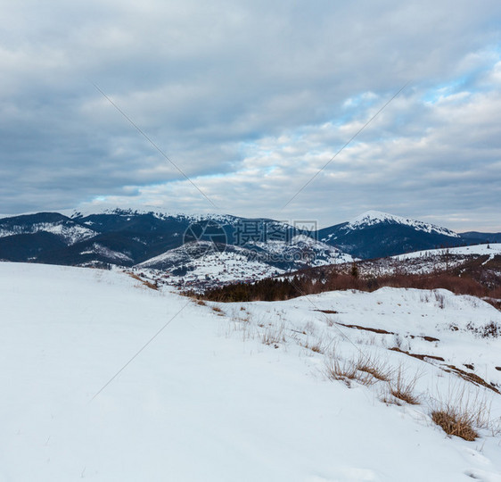 寒冬冷的白昼雪覆盖了阿尔卑斯山脊乌克兰喀尔巴阡山霍米亚克希尼和其他峰Yablunytsia山口的风景图片