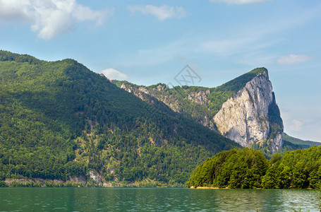 蒙德西夏季湖景与岩石海岸奥地利图片