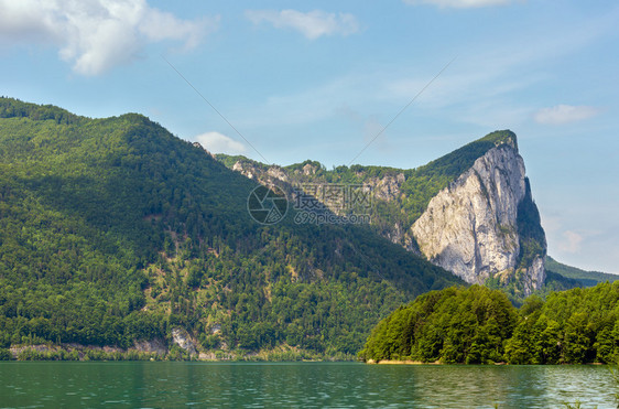 蒙德西夏季湖景与岩石海岸奥地利图片