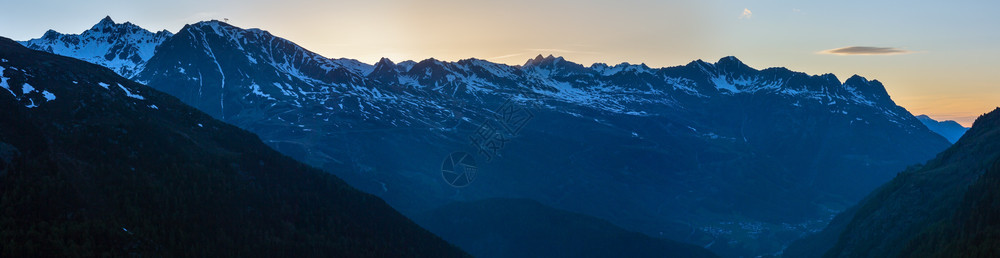 太阳落山的夏季景观从意大利奥地边境高山公路TimmelsjochTimmelsjoch浏览图片