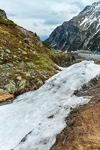 斯普林阿尔卑山地貌高公路和小溪流瑞士福卢拉山图片