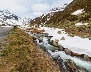 瑞士金色山口夏季阿尔卑斯山地景观有高公路和河流瑞士弗卢拉山口汽车模型无法辨认背景