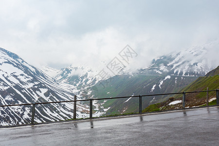 春云笼罩的山地景观OberalpPass瑞士图片