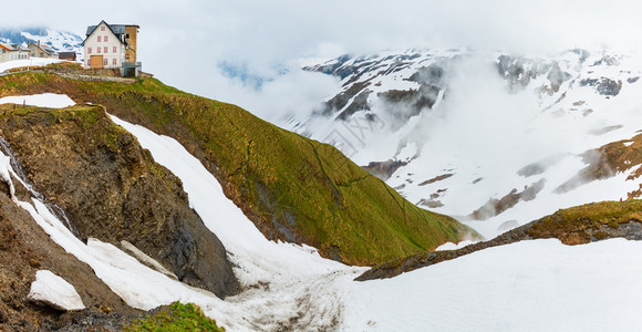 瑞士富尔卡山口的春云笼罩着山顶全景观图片