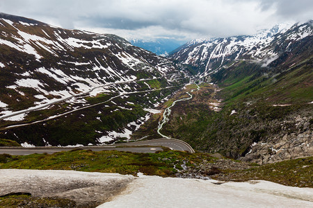 在瑞士富尔卡山口的蛇纹公路上春云笼罩着山地景观图片