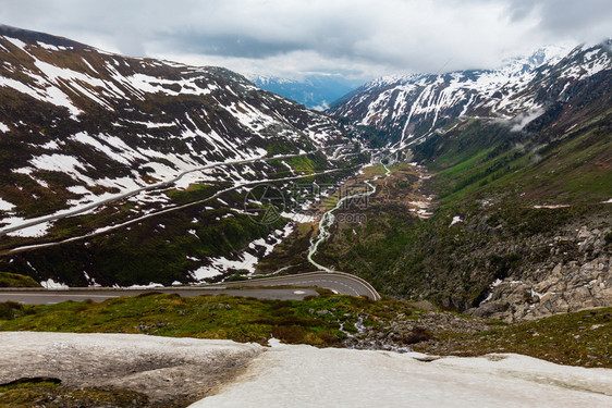 在瑞士富尔卡山口的蛇纹公路上春云笼罩着山地景观图片