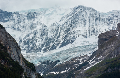 夏季阿尔卑斯山脉地貌冰雪覆盖了瑞士遥远的岩石顶峰图片