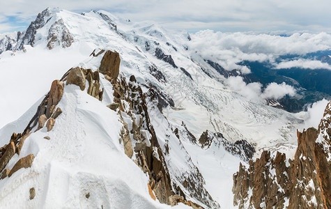 来自法国阿尔卑斯山查莫尼克和法属阿尔卑山的AiguilleduMidi山夏季景象图片