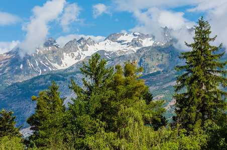 夏季阿尔卑斯山脉美丽的和平景色瑞士图片