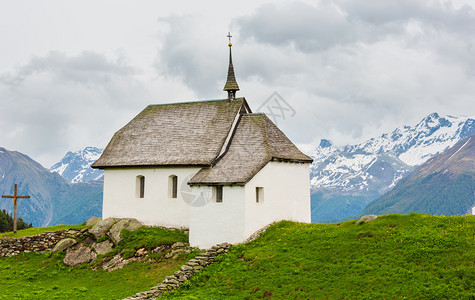 瑞士贝特梅拉尔普阿卑斯山村可爱的旧教堂夏季风云图片