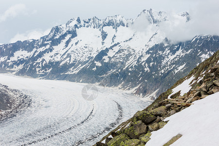 大阿莱施冰川和瀑夏季云层贝特默霍恩瑞士阿尔卑斯山脉图片
