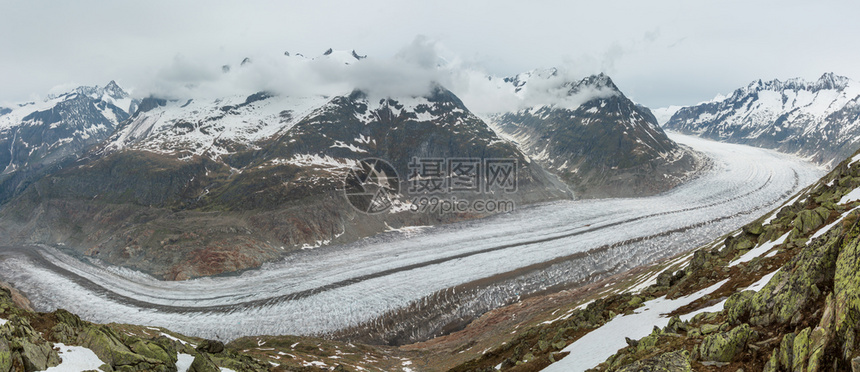 大阿莱施冰川和雪瀑布夏季多云全景色贝特默霍恩瑞士阿尔卑斯山图片