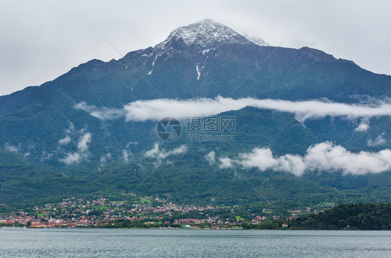 Como湖意大利夏季风云山顶上有雪图片