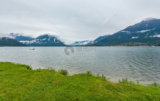 Como湖意大利夏季风云山顶上有雪图片