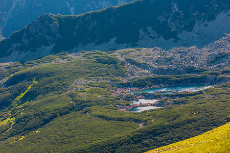 波兰塔特拉山从KasprowyWierch范围观察一组冰川湖泊图片