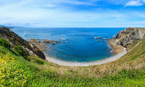 Vidio角海岸线风景以沙滩和灯塔西班牙库迪列罗阿斯图里亚海岸盛夏开花图片