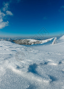 冬季平静的山地景观有美丽的霜冻树和斜坡上的雪流复合图像有相当深的地表锐利和的大型雪花图片