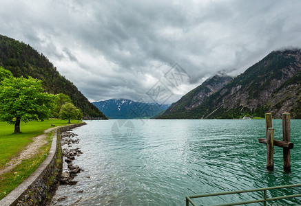 AchenseeAchen湖夏季风景绿草地和木质原奥地利图片