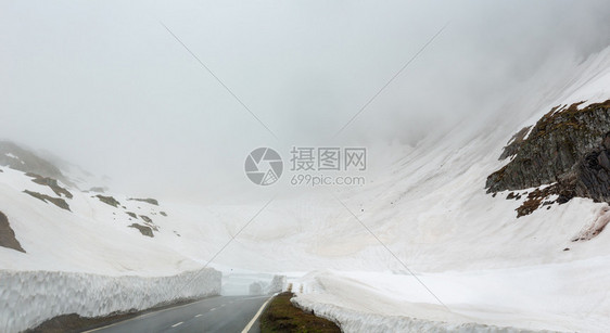 圣哥达多或特哈德山草地瑞士夏季薄雾风景瑞士图片