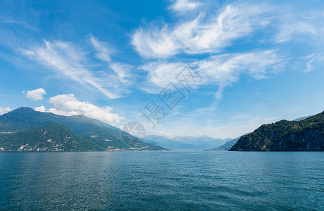 科莫湖意大利夏季海岸船载景暗淡图片