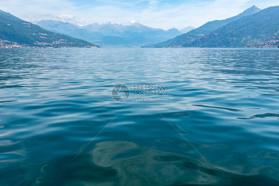 科莫湖意大利夏季海岸船载景暗淡图片