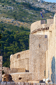 杜布罗夫尼克老城堡垒和悬挂克罗地亚的明塞塔图片