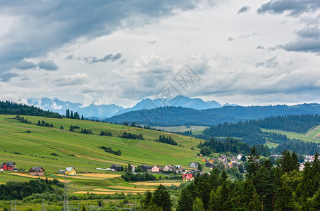 波兰Czorztyn村夏季多云和Tatra山景图片