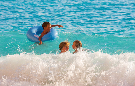 海里游泳在海边玩耍的小孩背景