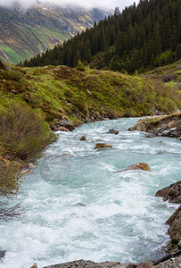 高山河夏季地景观奥利锡尔夫雷塔阿卑斯山图片