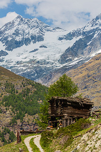 带有木制谷仓的夏季阿尔卑斯山高原瑞士Zermatt附近图片