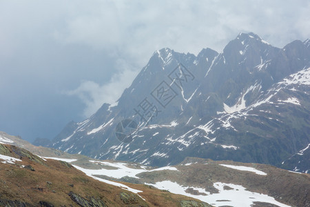 从圣戈塔多山口或圣戈特哈德山口瑞士可以看到夏日的朦胧景色多雨的天气图片