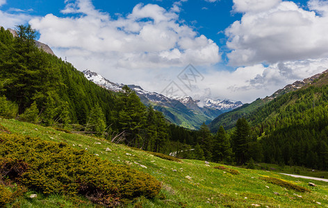 阿尔卑斯山圣戈达多道或哥特哈德山夏季风景瑞士图片