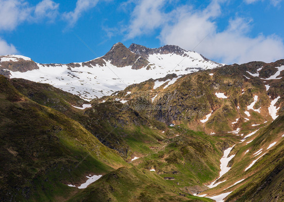 阿尔卑斯山圣戈达多道或哥特哈德山夏季风景瑞士图片