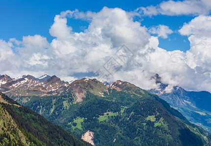 阿尔卑斯山圣戈达多道或哥特哈德山夏季风景瑞士图片