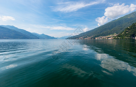 科莫湖意大利夏季海岸船载景暗淡背景图片